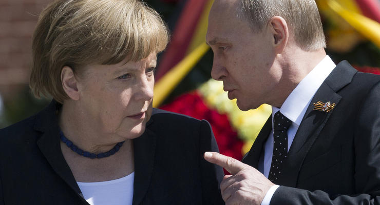 Объяснил на пальцах. Фотографии встречи Путина и Меркель в Москве