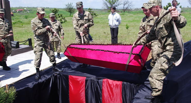 Под Одессой перезахоронили останки 18-ти воинов-героев