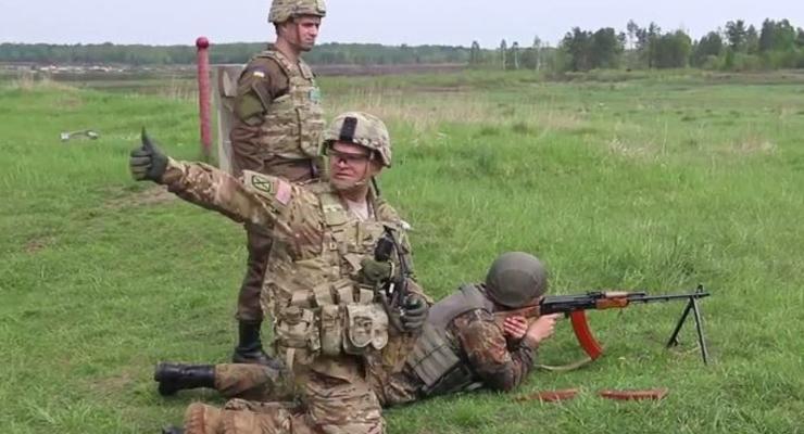 Появилось видео, как десантники США учат стрелять украинских солдат