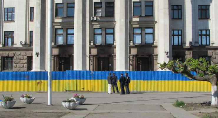 В Одессе повредили аллею Небесной Сотне и мемориал жертвам 2 мая