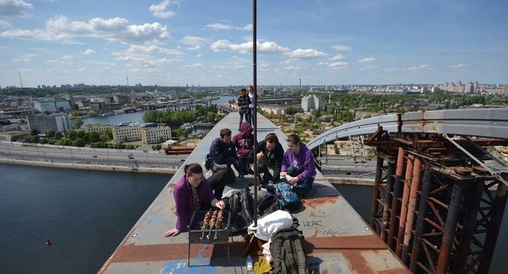 На арке Подольского моста в Киеве приготовили шашлык