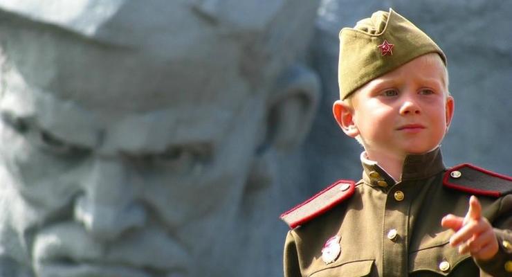 В России дети во дворах уже воюют с "украинскими фашистами" - Шлосберг