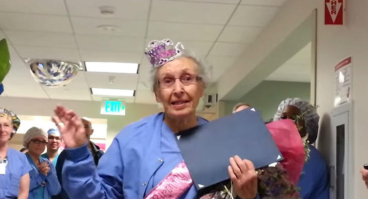 В США медсестра отпраздновала 90-летие на работе