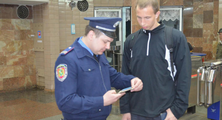В Харькове повестки в армию вручают прямо в метро