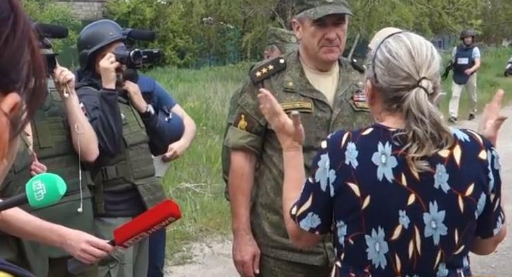 Жители Саханки жалуются российскому генералу: Украина нас достала