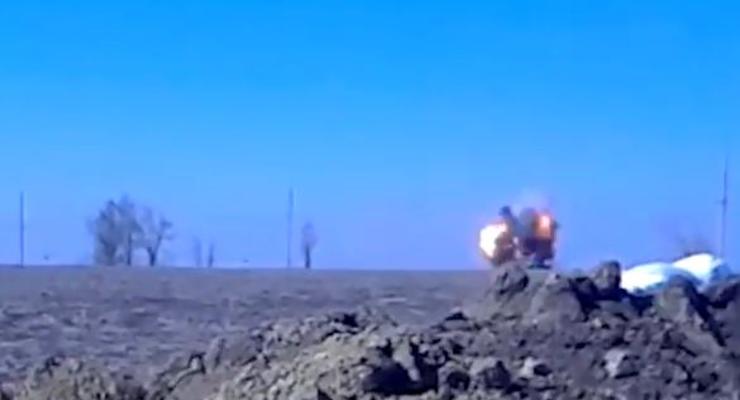 Боевики засняли на видео, как их танк был подбит ракетой - СМИ