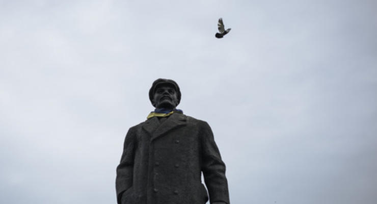 В Запорожской области свалили памятник Ленину