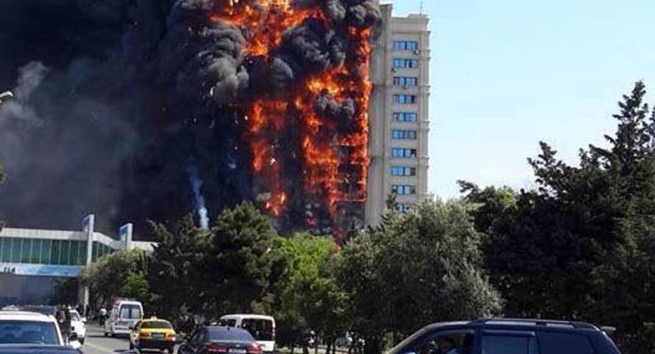 В Баку масштабный пожар в жилой высотке, 15 погибших