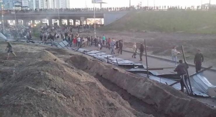 Киевляне снесли забор вокруг скандальной стройки на Осокорках