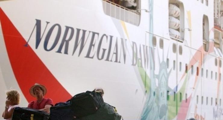 На Бермудах сел на мель круизный лайнер с почти 4 тысячами человек на борту