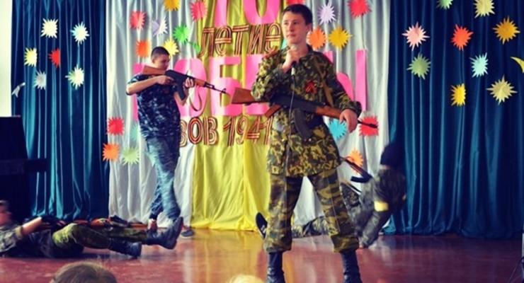 На школьном представлении в Донецке ученики "убивали" украинцев