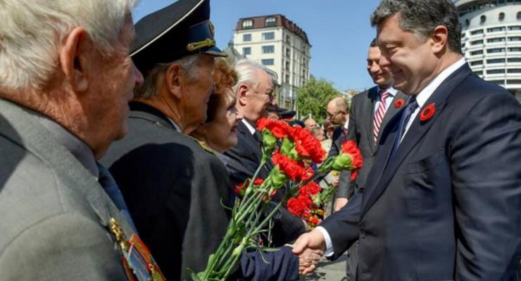 Порошенко пообещал Коморовскому изменить закон об УПА