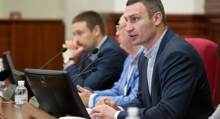 Заседание Киевсовета возобновилось после того, как активисты прорвались в КГГА