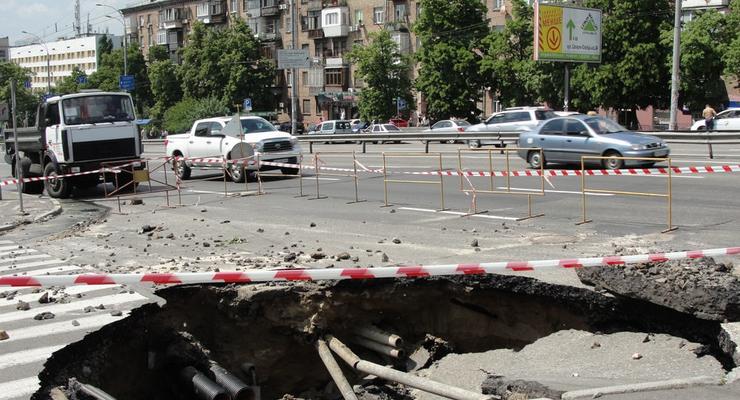 Из-за прорыва трубы в Киеве часть улицы провалилась под землю
