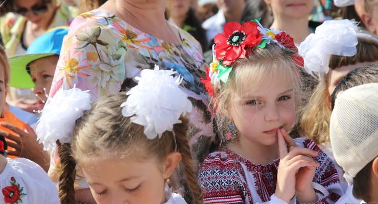 В Симферополе ученики гимназии пришли на последний звонок в вышиванках