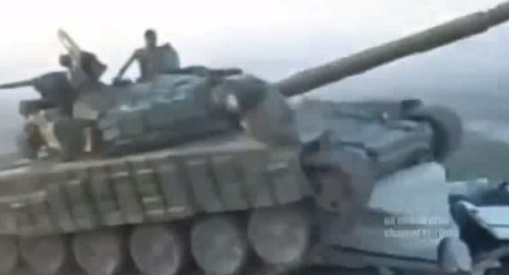 Появилось видео, как танк боевиков раздавил фургон
