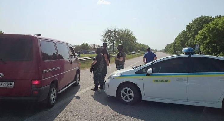 Под Харьковом мужчина застрелил двух человек и взял заложников на заправке