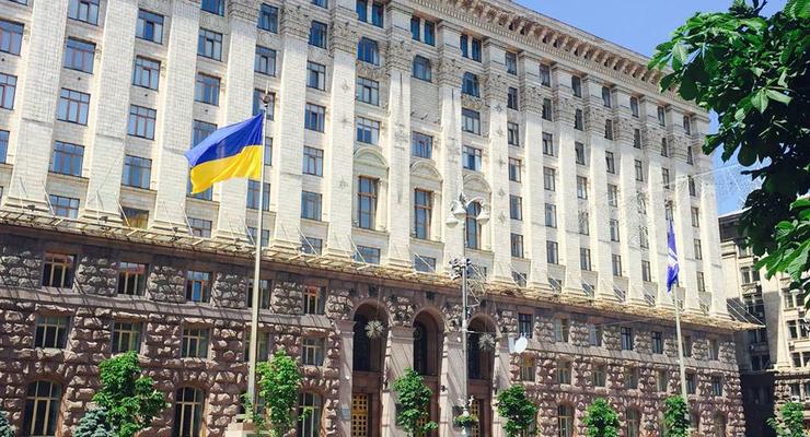 Возле КГГА подняли самый большой в столице флаг Украины