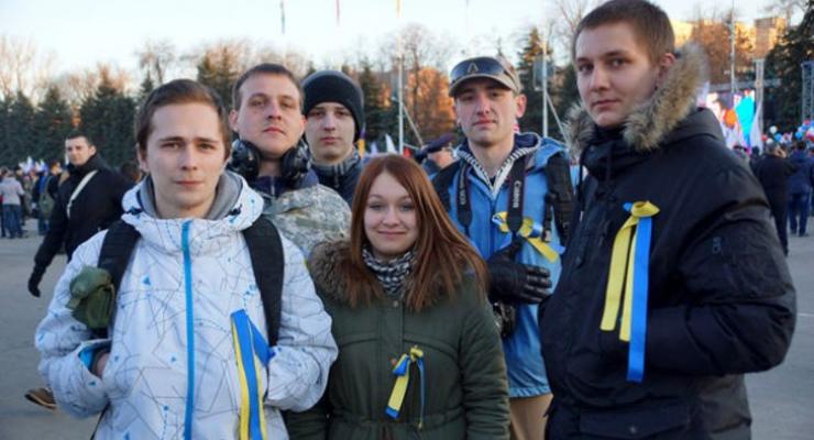 В Саратове парня отправили в колонию за желто-голубые ленточки на митинге в честь Крыма