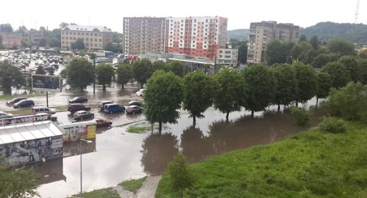 Сильный ливень во Львове превратил улицы в реки, Полтва вышла из-под земли