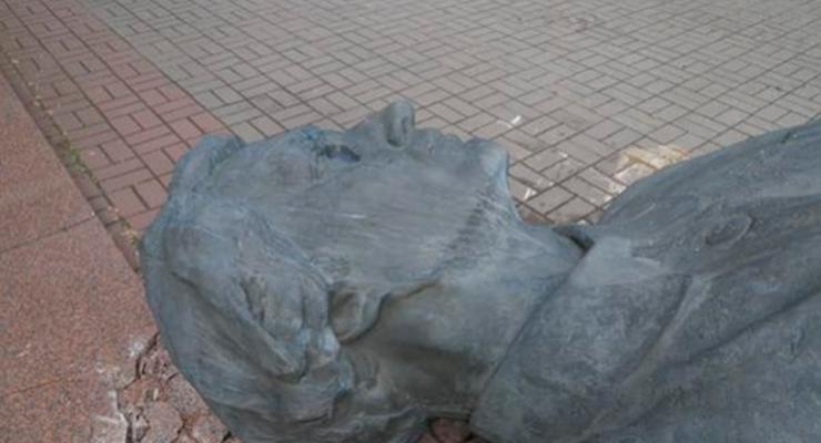 В Киеве за ночь снесли три советских памятника