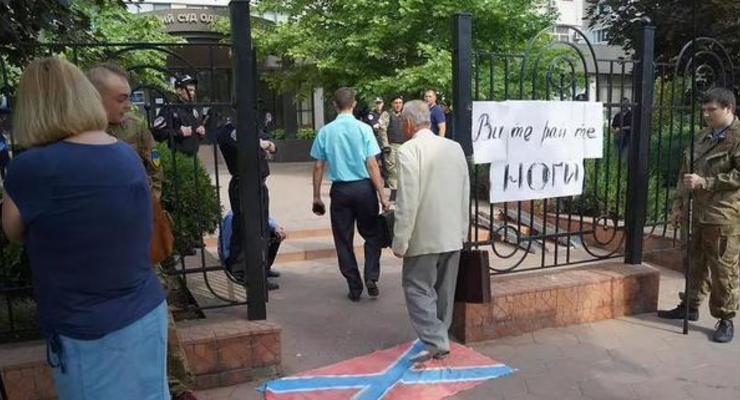В Одессе вытирали ноги о "Новороссию", милиционеры переступали