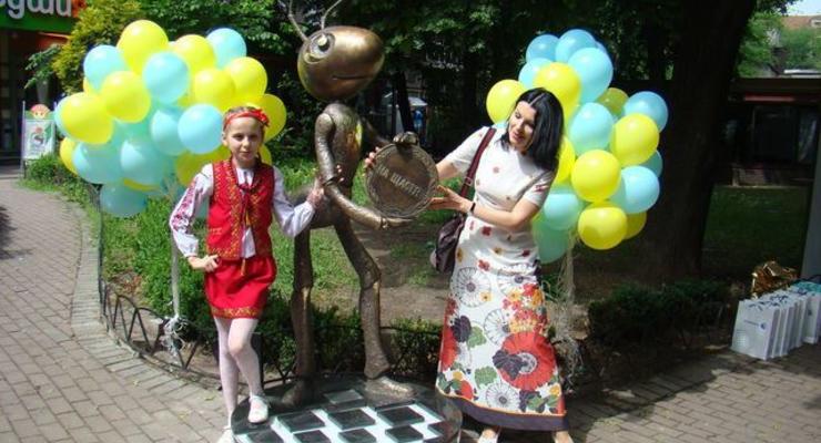 В центре Киева открыли памятник муравью