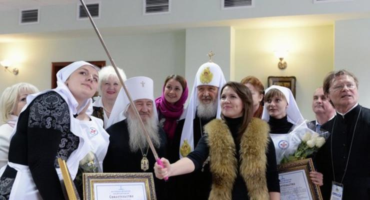 Патриарх Кирилл сделал первое фото с помощью палки для селфи