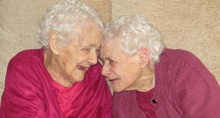 СМИ: Самые пожилые сестры-близняшки Великобритании умерли в возрасте 103 лет