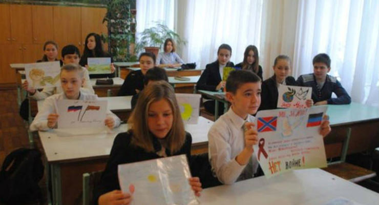 В Донецке оккупанты перевели школы на русский язык обучения