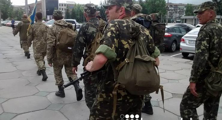 СМИ: Военные пешком передислоцируются из Запорожья в Мариуполь