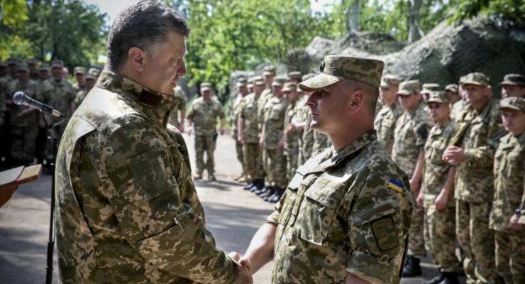 Порошенко наградил бойцов, которые задержали российских военных