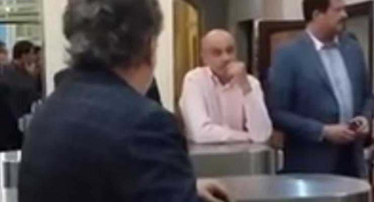 Появилось видео, как Коломойский прорывался на заседание Укрнафты
