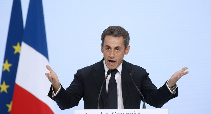 Саркози возмущен тем, что Олланд не поехал на парад в Москву - СМИ