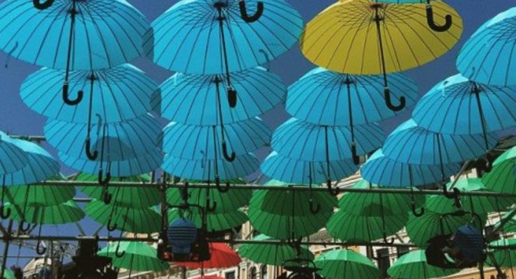 Софийскую площадь нарядили в разноцветные зонтики