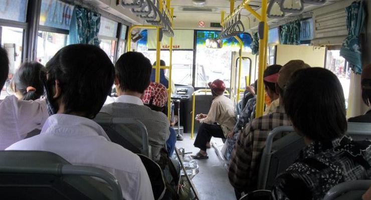 Появилось видео, как в Харькове раздают повестки в автобусе