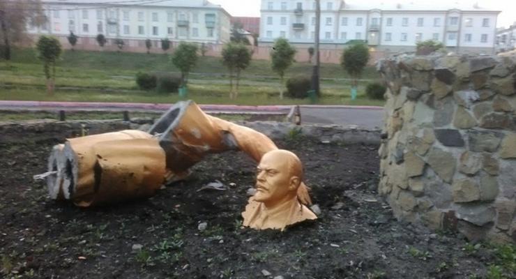 Пьяный россиянин сломал памятник Ленину, пытаясь сделать селфи