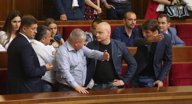 Парасюк поскандалил с депутатами во время выступления Порошенко