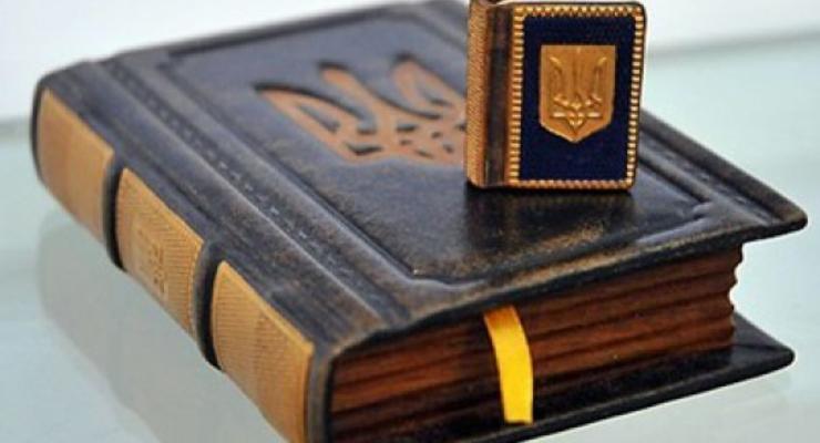 Яценюк хочет принять новую Конституцию на референдуме