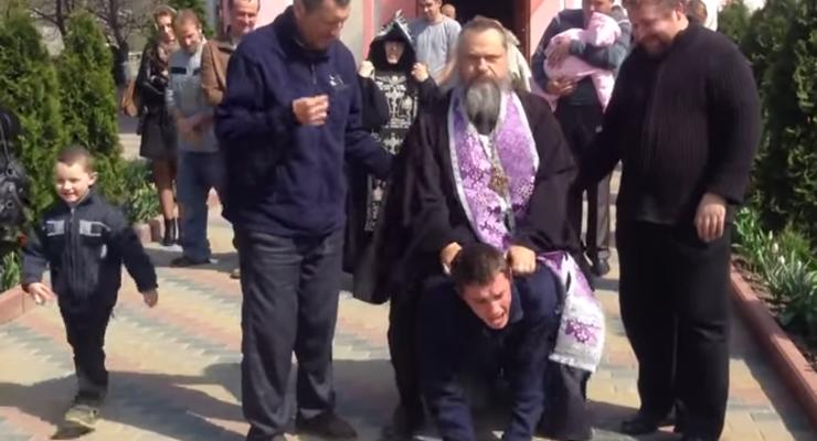 В Приднестровье священник ездил верхом на мужчине, "изгоняя бесов"