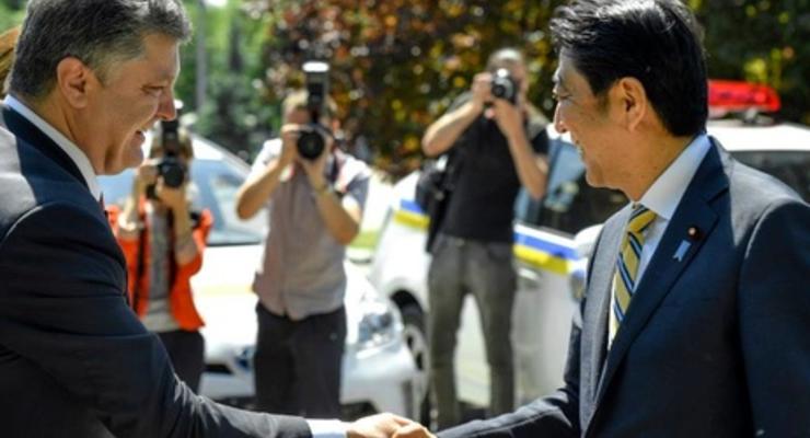 Премьер-министр Японии передал украинскому МВД экологичные автомобили Toyota