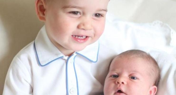 Королевская семья Великобритании опубликовала совместные фото Джорджа и Шарлотты
