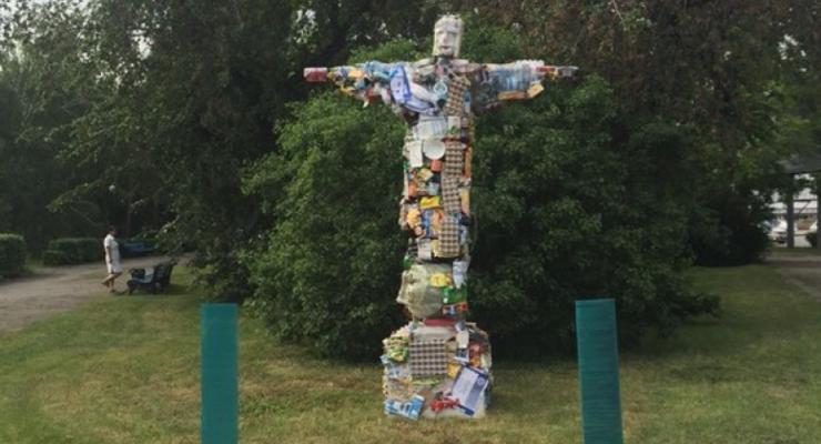 В Омске снесли статую Христа из мусора, мэр назвал ее "глумлением"