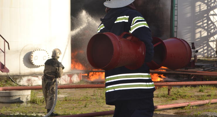 В зоне взрыва на нефтебазе под Киевом ищут двух пожарных