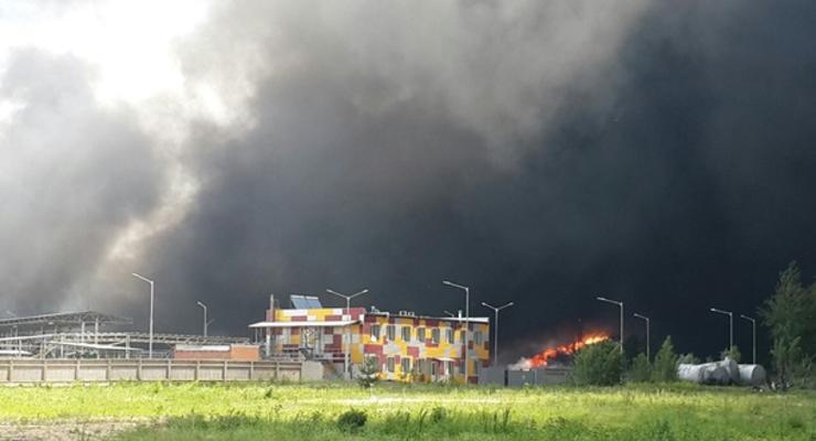 Пожар на нефтебазе под Киевом перекинулся на лес