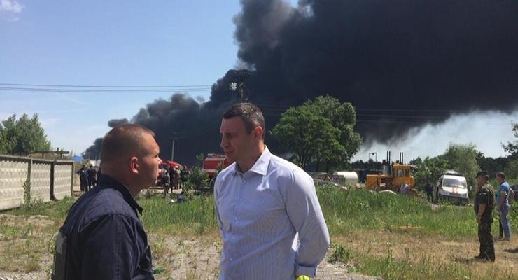 Кличко выехал на место пожара на нефтебазе под Киевом