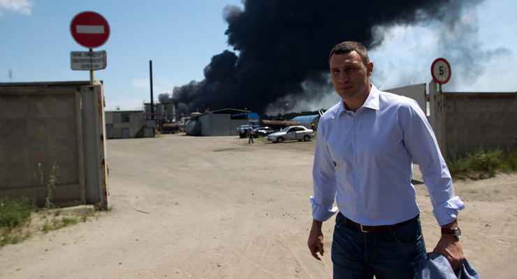 Кличко рассказал о результатах теста воздуха в районе горящей нефтебазы