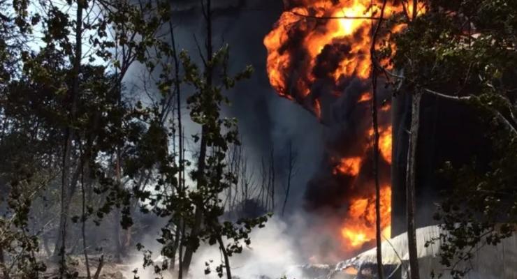 Россия предложила Украине помощь в тушении пожара на нефтебазе