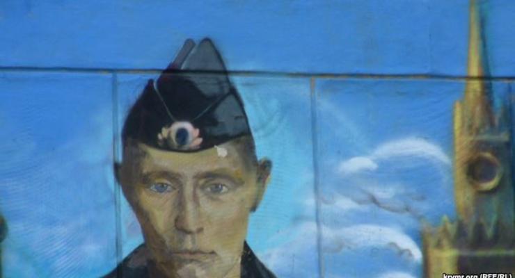Жители Севастополя требуют закрасить пятно на лбу Путина