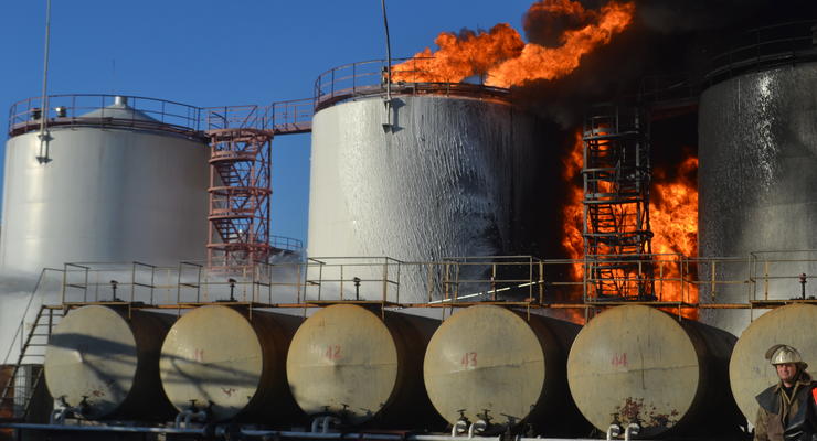 Пожар на нефтебазе под Киевом будут тушить еще сутки - ГСЧС